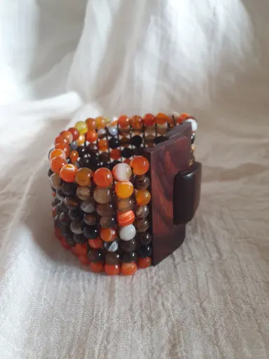 Bracelet 8 rangs tons oranges et marrons avec fermoir en bois